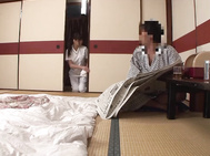 A serious woman working at a hot spring inn who happened to see a big dick that I have never seen before can not suppress the excitement ... Part 3
