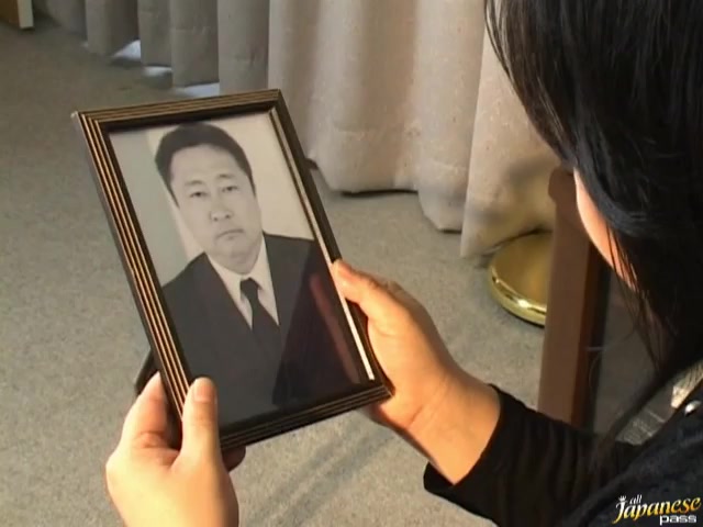 Japanese mature chick has hot sex.